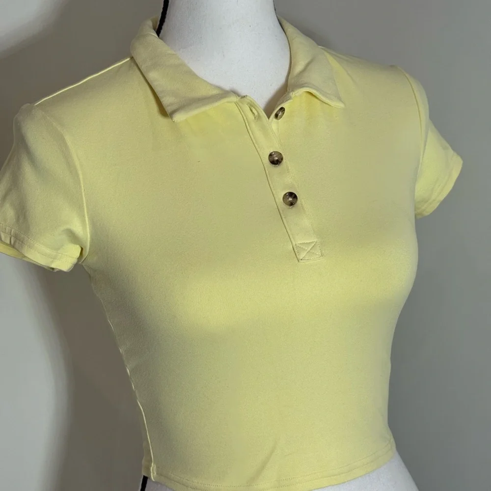 ALO Yoga Light Yellow Polo Crop Top - Picture 1 of 4